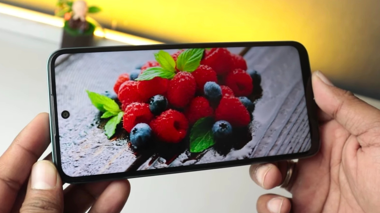 Lava Yuva 3 Pro में 6.5 inch, IPS का बड़ा Screen और Resolution 1600 x 720 pixels मिलती है जिसके कारण इसे इस्तेमाल करने में बहुत ही अच्छा प्रीमियम फील आने वाली है |